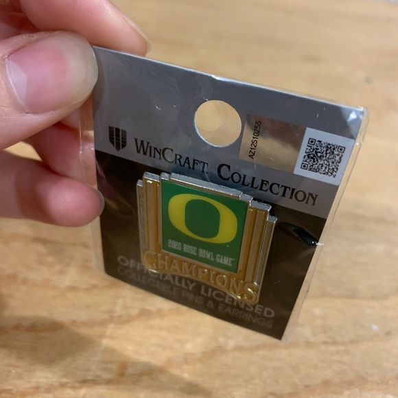 Oregon Ducks Football 2020 Rose Bowl Pin & Lanyard - Picture 3 of 8